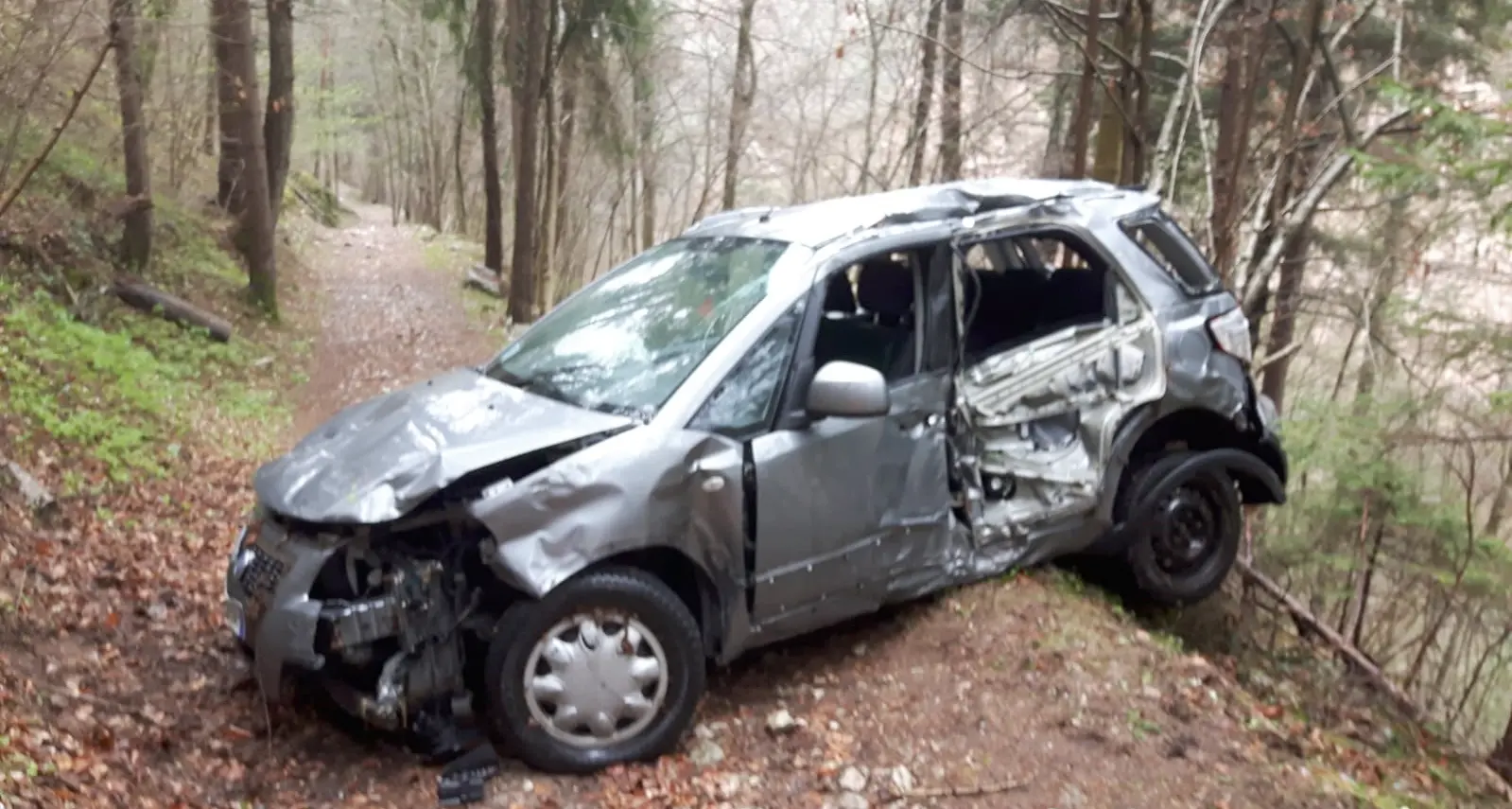 Vola con l'auto nella scarpata Miracolosamente salva una 21enne