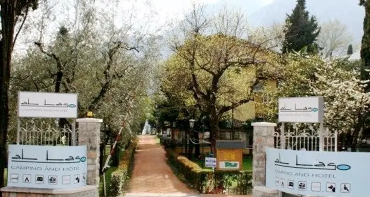 Entra nell'ufficio del campeggio e si porta via il fondo cassa