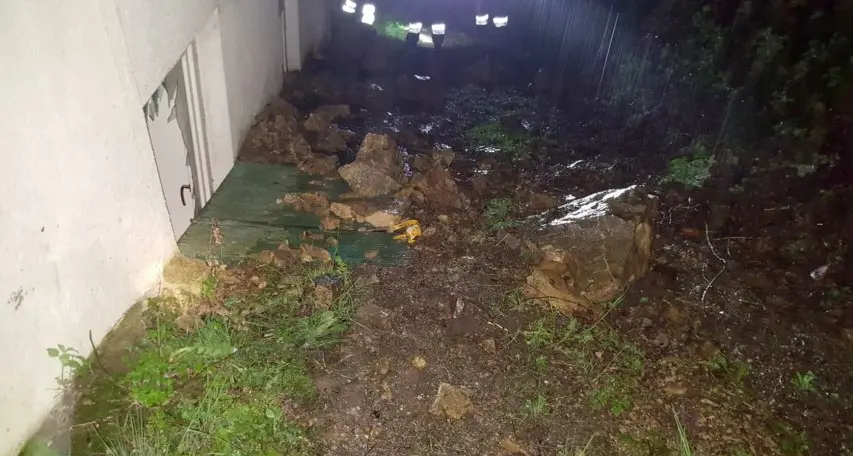 Levico, smottamento nel bosco Fango e sassi contro una casa