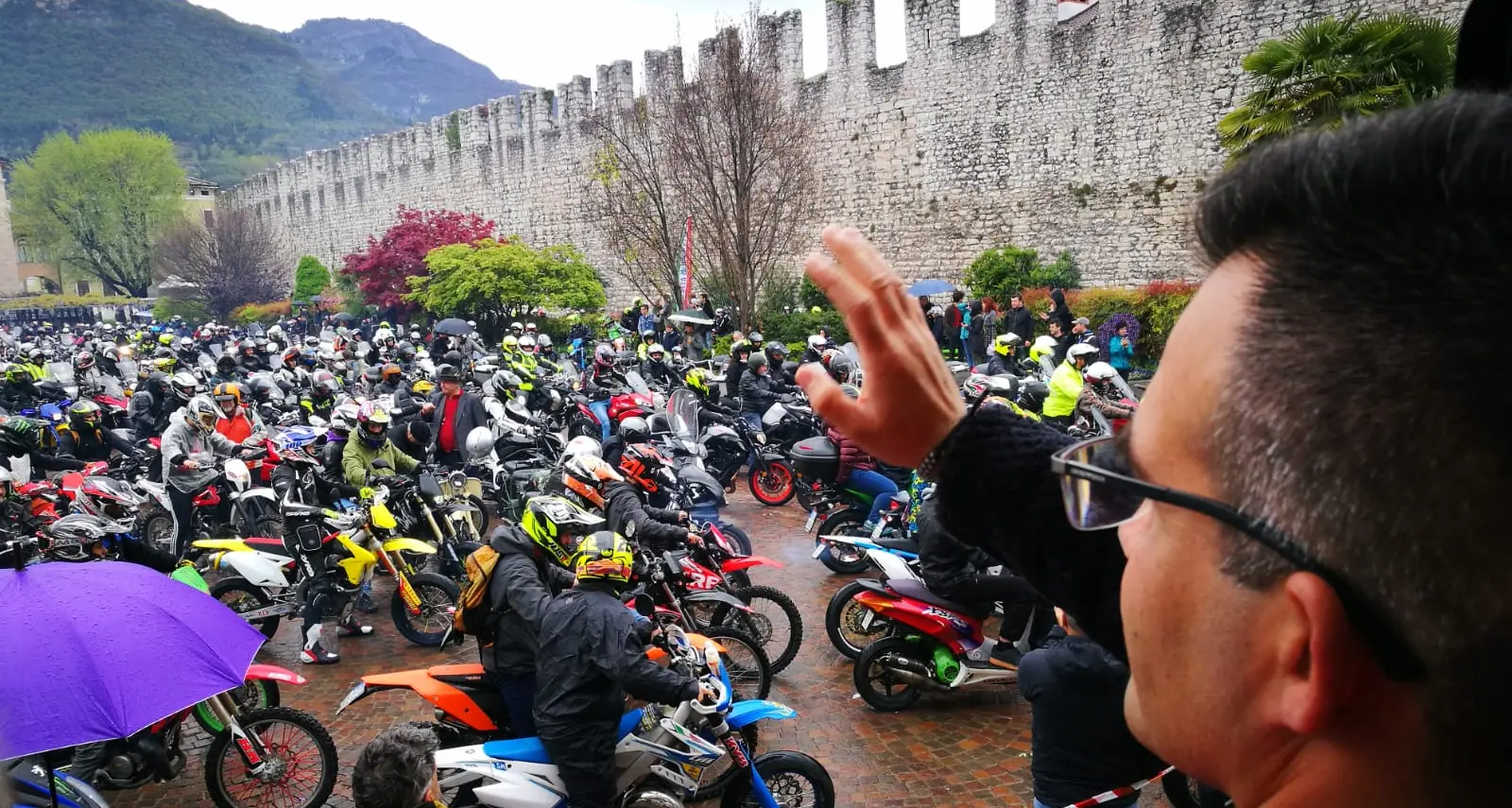 Migliaia di moto in piazza Fiera per la benedizione - Video