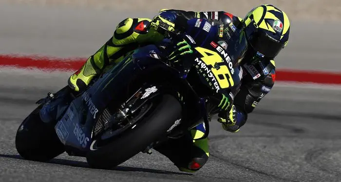 Marquez cade, vince Rins davanti a Valentino Rossi