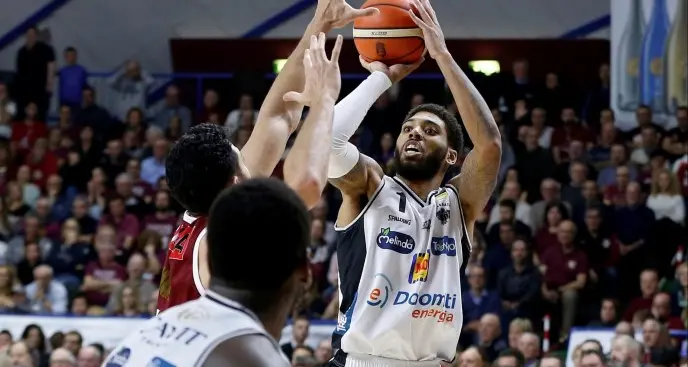 Aquila Basket, finale da urlo Batte Pesaro in rimonta 81-76