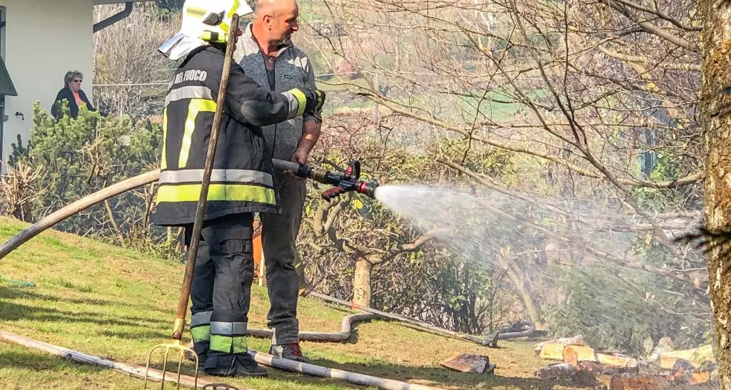 Incendio a Madrano Va a fuoco la legnaia