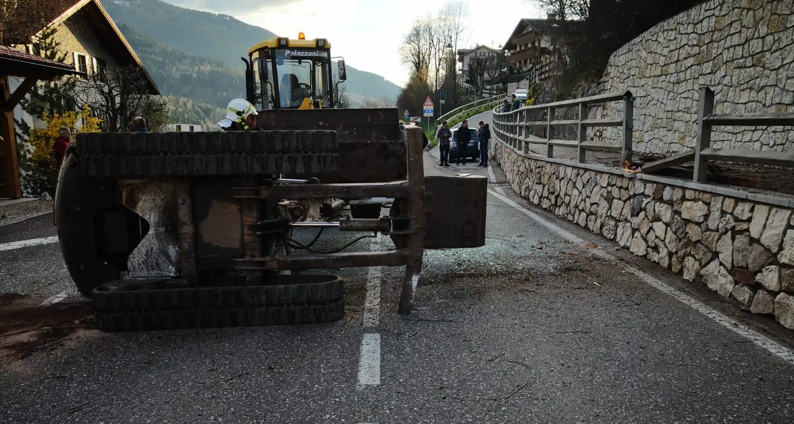 Paura a Ziano: l'escavatore piomba sulla statale