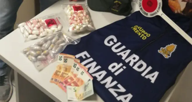 I cani antidroga intercettano un altro corriere: nello stomaco 1 kg e mezzo di coca e eroina