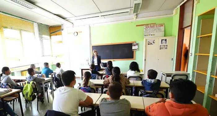 Proposta in Parlamento: per 5 anni niente cambio di scuola per professori e maestri