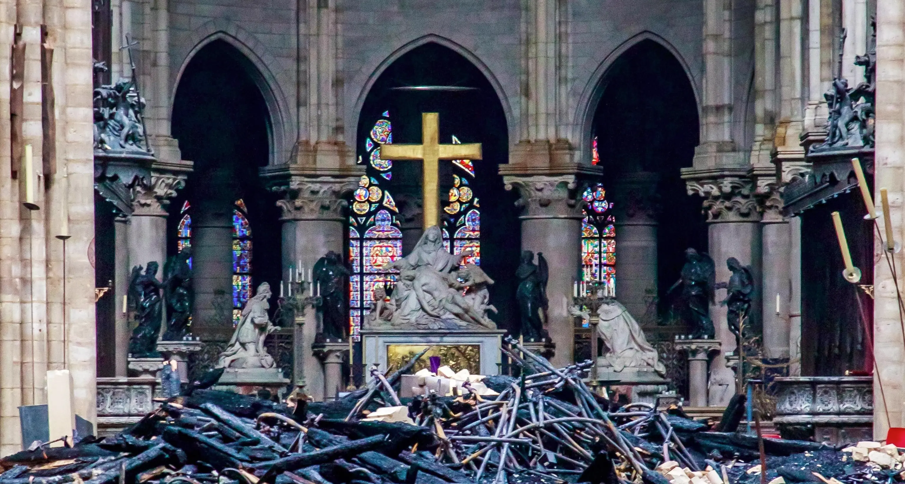 Notre Dame, spento il rogo si contano i danni: molti anni per la ricostruzione