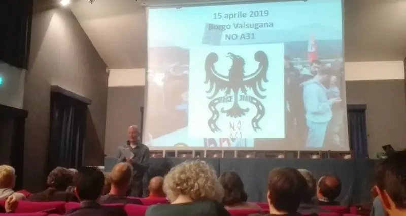 Folla a Borgo Valsugana per la serata no-Valdastico «Non risolve i problemi»
