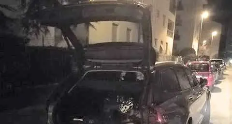 Lascia la Volvo aperta in strada: i vigilantes lo avvertono