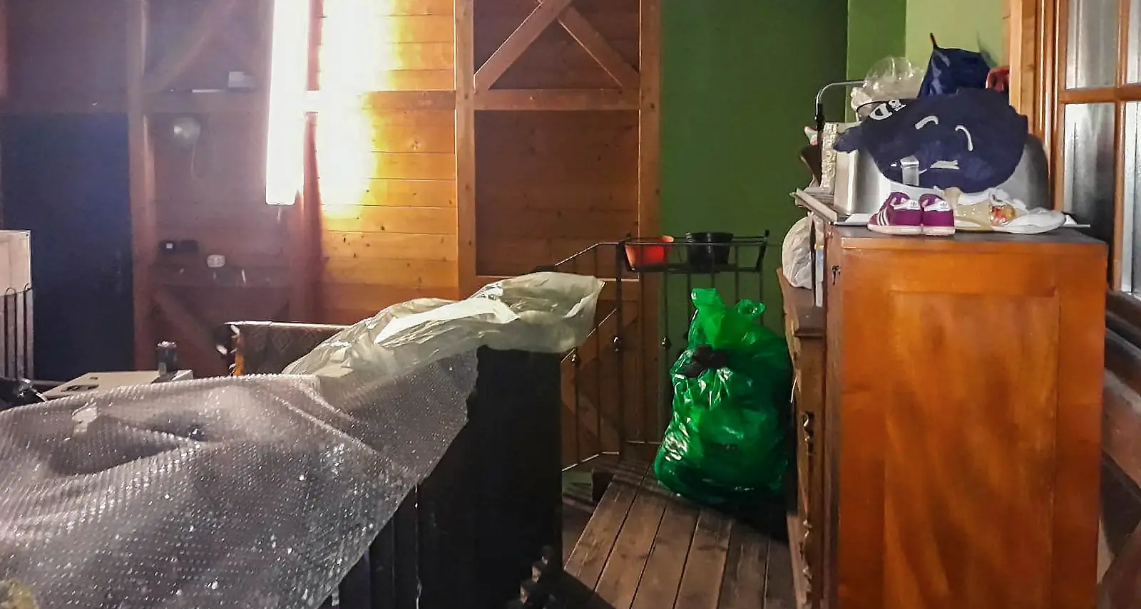 Appiccano il fuoco nel giroscale del condominio tutto di stranieri: si è rischiata una strage