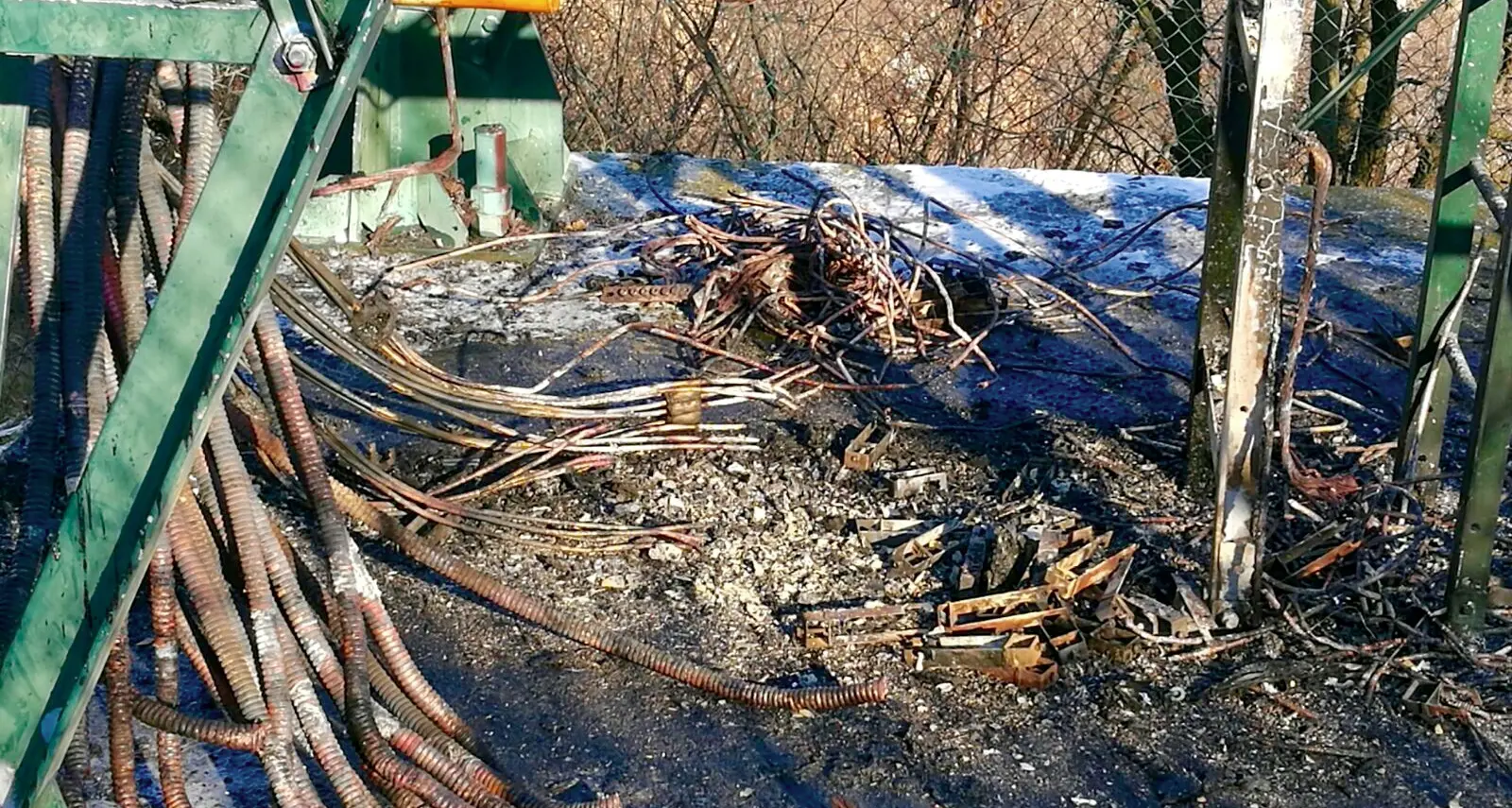 Attentato a un ripetitore in fiamme nella notte l'antenna sopra Terragnolo