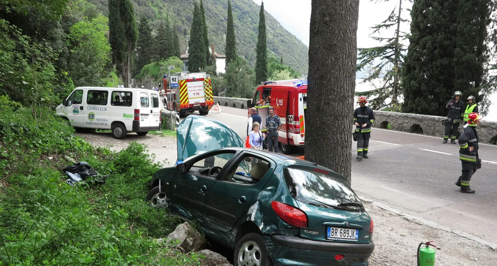 L'auto sbanda e travolge un gruppo di turisti a piedi sulla Gardesana