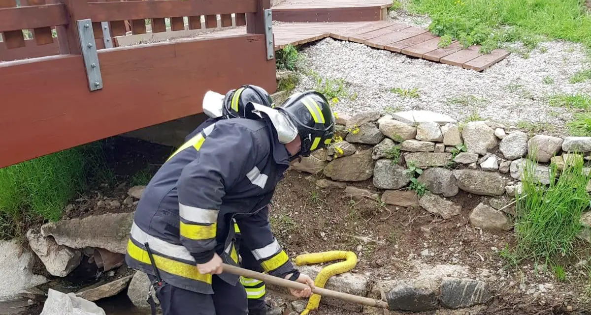 Gasolio nel torrente: a Rumo pompieri in azione per salvare Santa Giustina