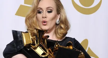 Adele annuncia la separazione dal marito