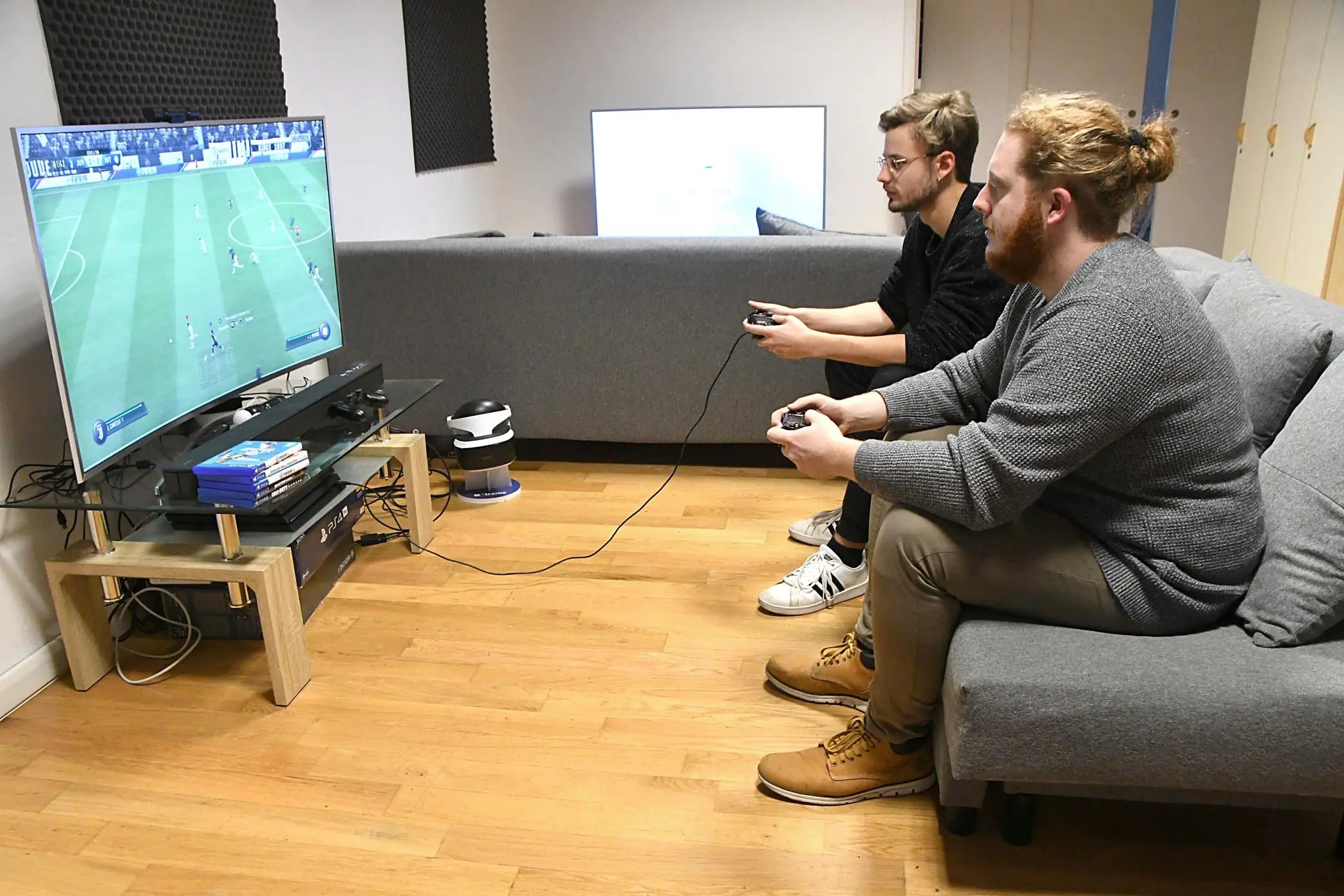 ELIA RUFFO MAGLIA NERA E SEBASTIANO ROSSI TITOLARI DEL NEGOZIO DI VIDEOGIOCHI HIGHSCORE GAMING CENTER DI VIA GRAZIOLI TRENTO 11 APRILE 2019 FOTO PAOLO PEDROTTI