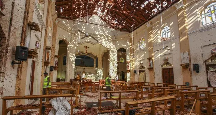 Bombe contro chiese e hotel: oltre 290 morti, 13 arrestati