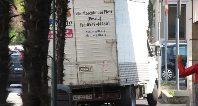 Traffico bloccato dai camion impegnati a scaricare