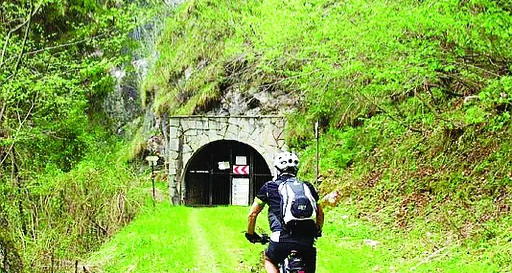 Riaperta la galleria ciclopedonale per che porta in val di Tovel
