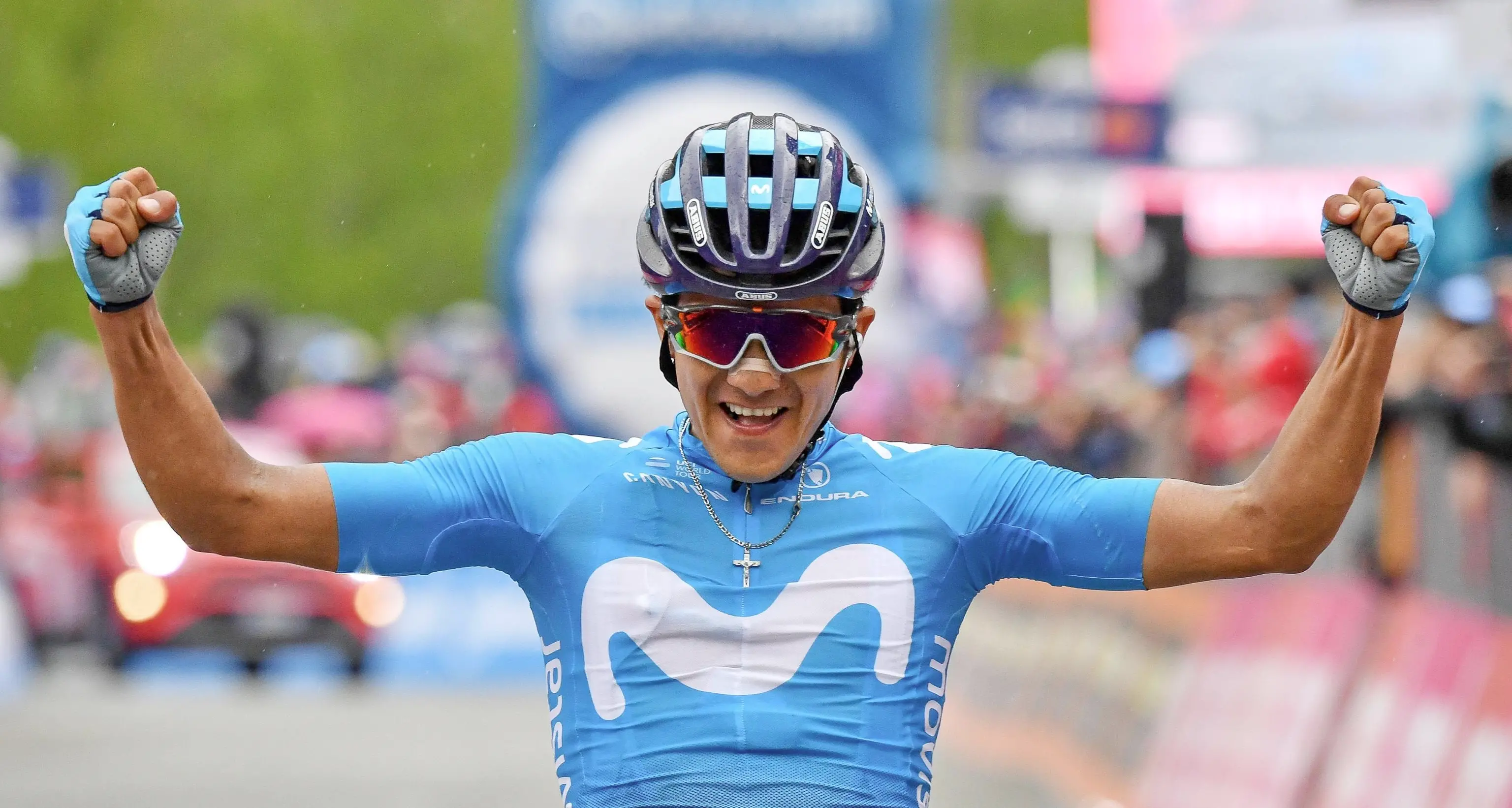 Giro, Carapaz re della val d'Aosta L'ecuadoriano si veste di rosa mentre Nibali e Roglic si controllano
