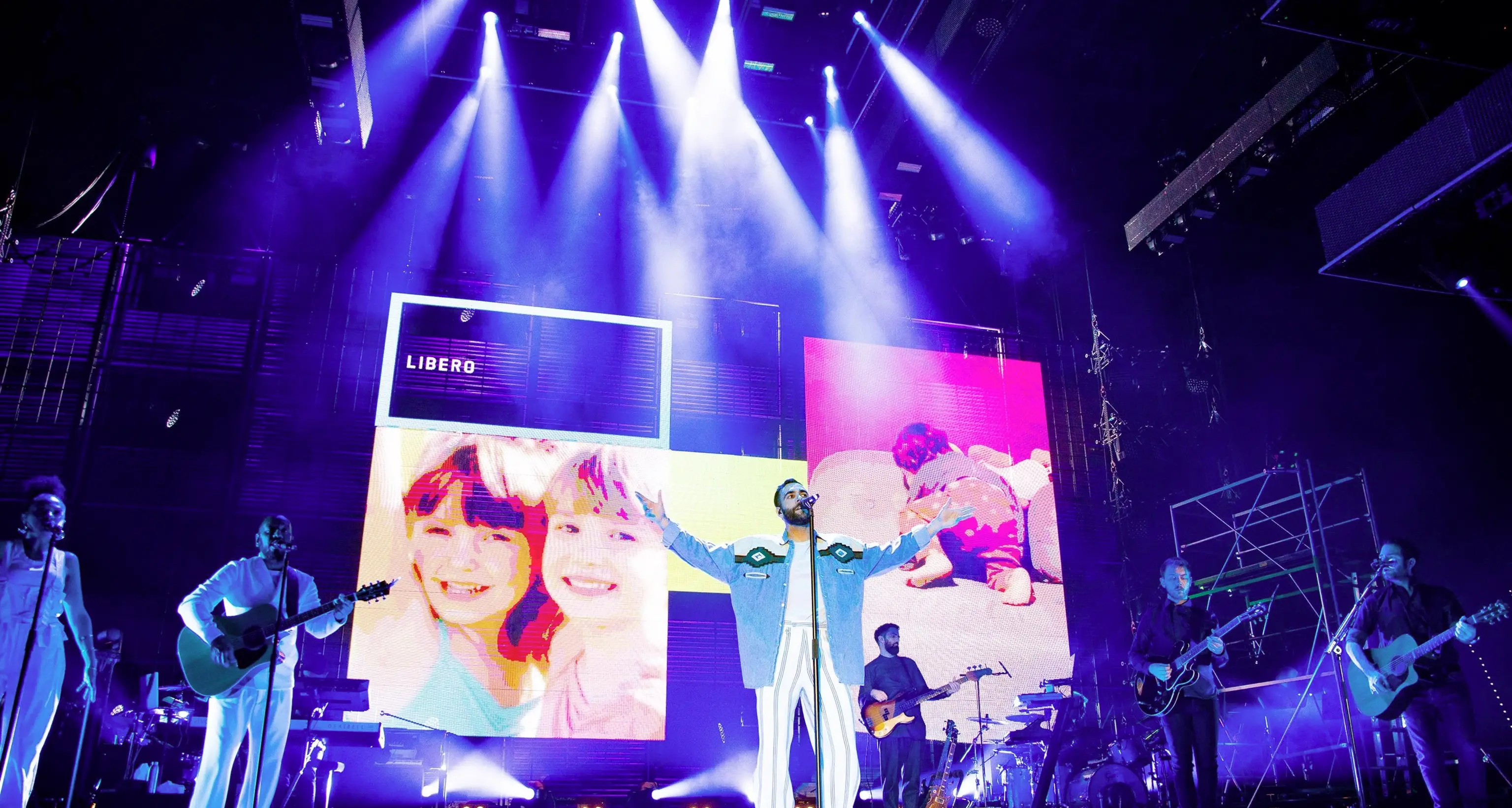 Marco Mengoni a Torino trionfale avvio del tour che lo porta in tutta Italia