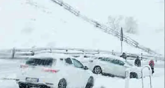 La neve inattesa tradisce i turisti In due fuori strada con l'auto