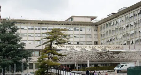 Sedicenne ferito da colpi di pistola a Roma, è grave