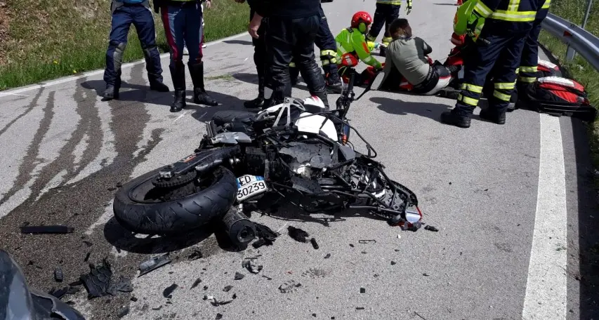 Scivola in curva con la moto e precipita nella scarpata
