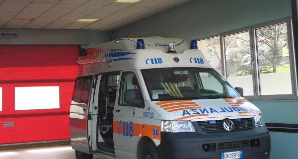 San Michele, studenti festeggiano la fine dell'anno ma il trattore si ribalta: ferita una ragazza