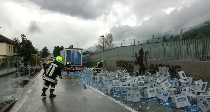 Tir perde carico di bottiglie Strada bloccata, traffico ko
