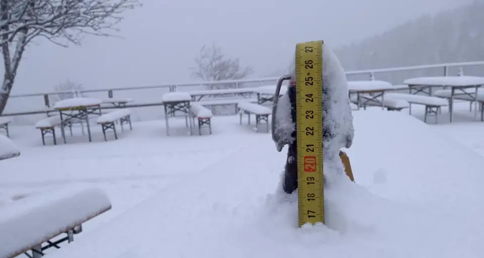 Nevicata «natalizia» sul Trentino la primavera si fa aspettare e in montagna è tutto bianco