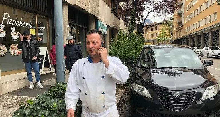 Il pizzaiolo insegue e ferma il ladro che rubava la cassetta di offerte per il canile di Trento in via Perini