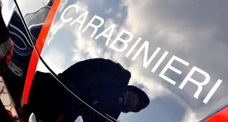 Cliente urina sul muro, il barista spara in aria: denunciato