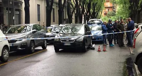 Gli sparano alla testa in strada a Milano, è grave