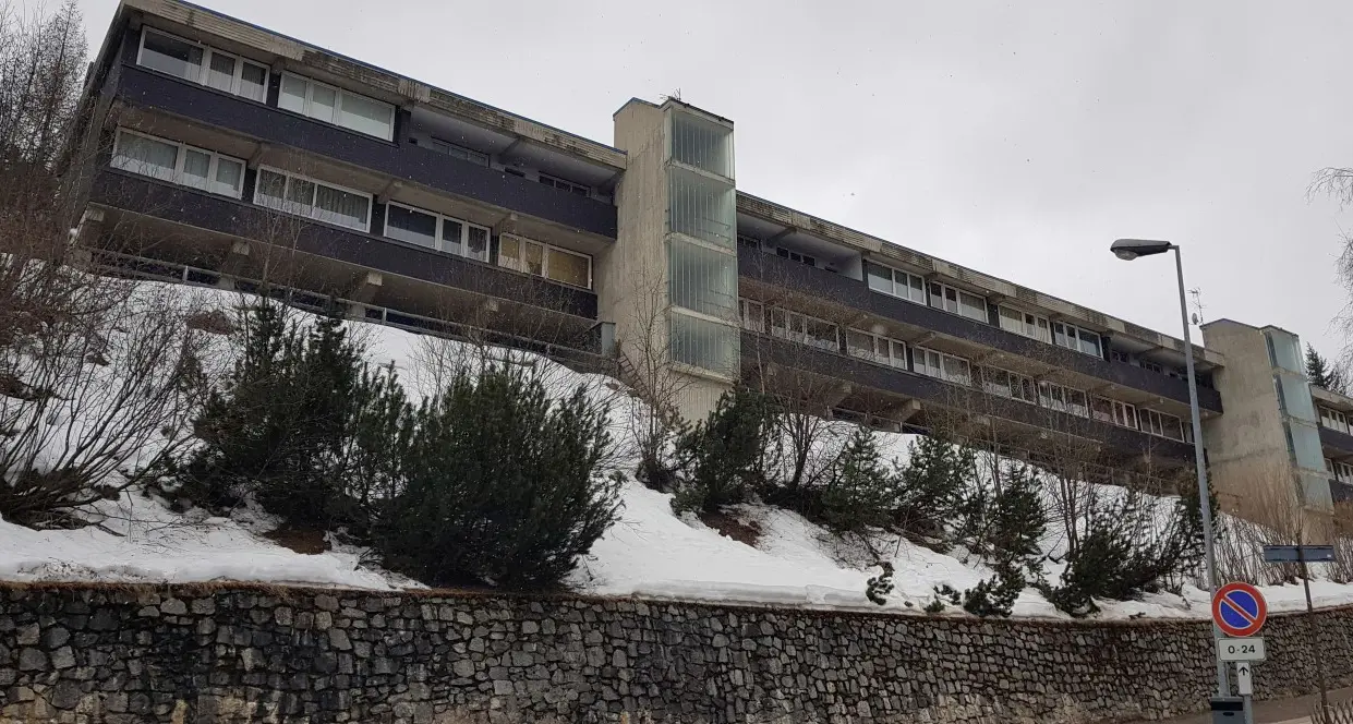Nuovo caso: olandese 22enne cade dal balcone del residence dopo una festa con gli amici