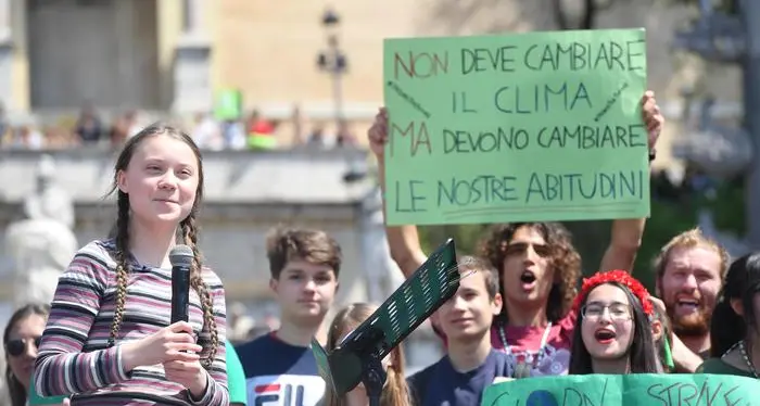 Greta Thunberg in piazza a Roma «Siamo stufi delle bugie»