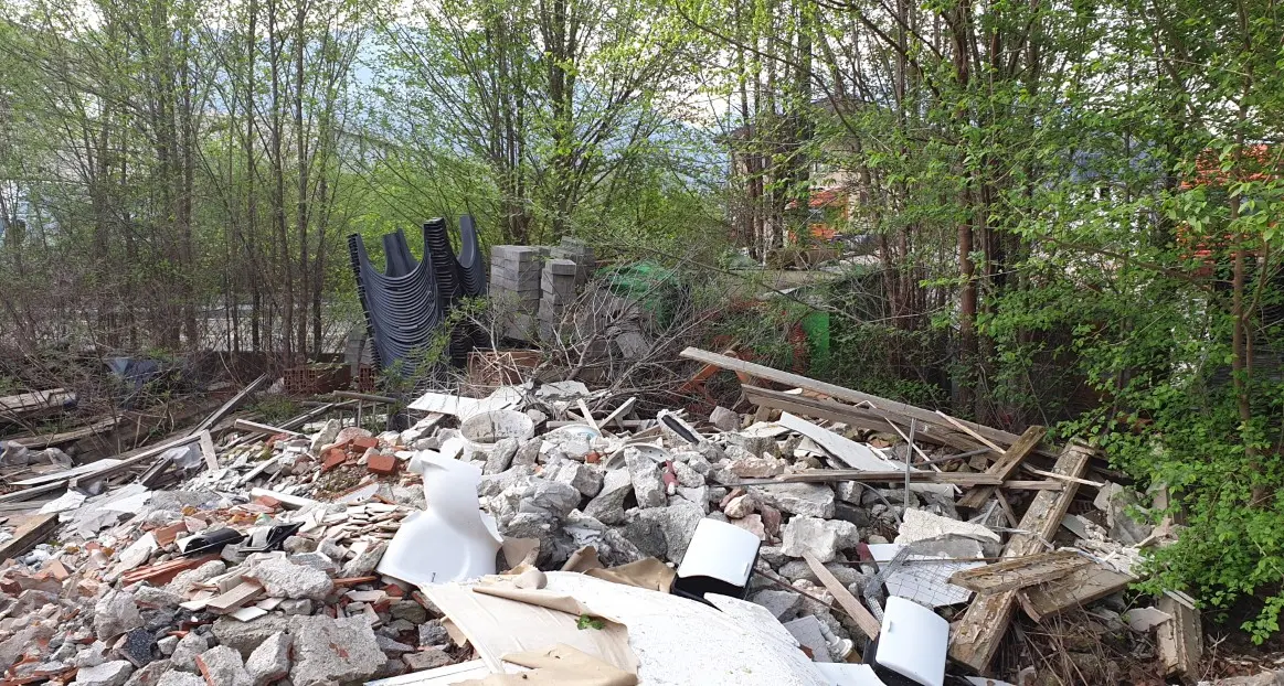 Discarica abusiva a Trento nord con eternit e rifiuti chimici