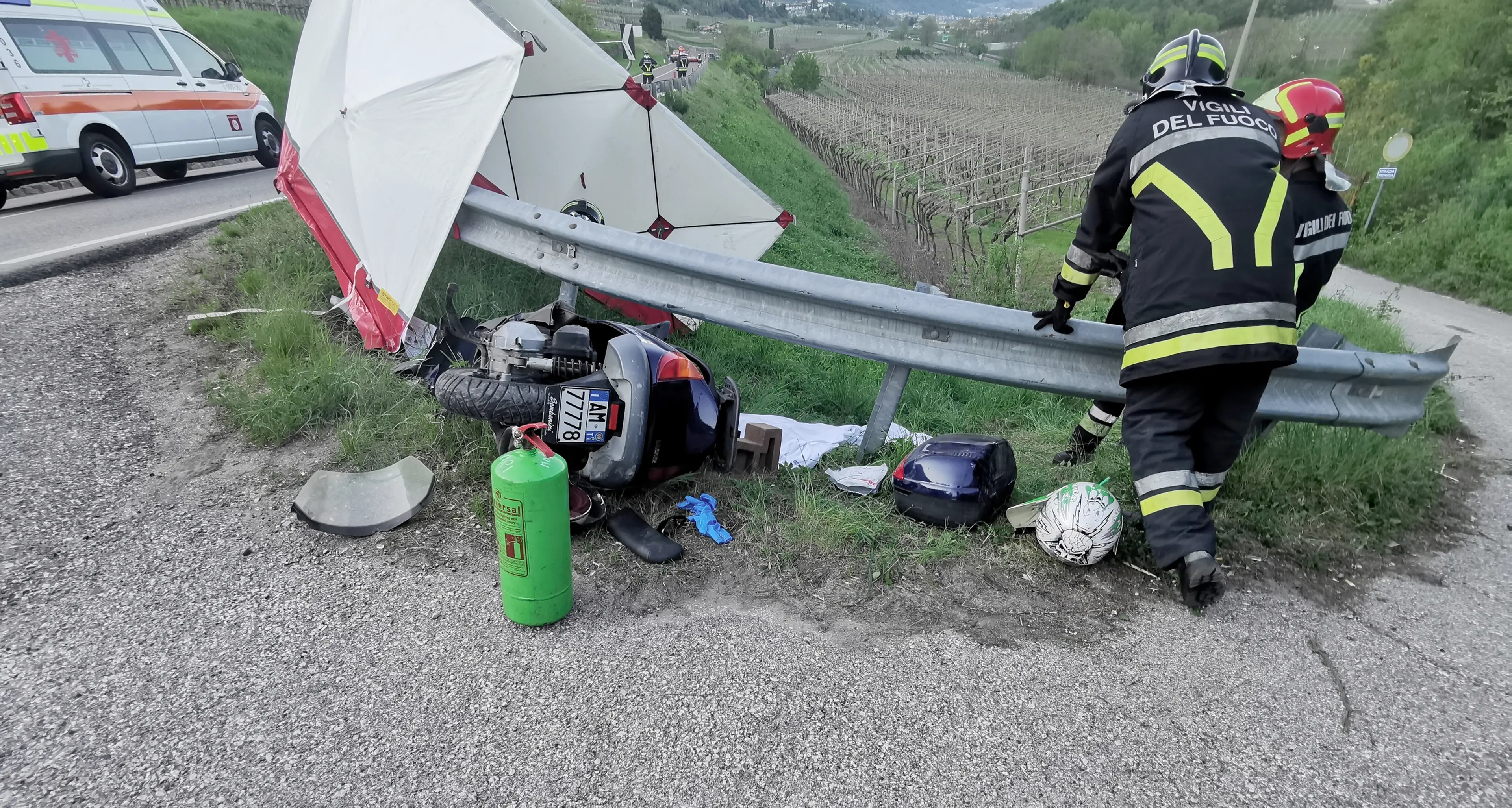 Padre e figlio sullo scooter si schiantano contro il guard-rail: morto Roberto Fontana di Pomarolo