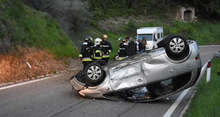 Auto sbanda e si rovescia Ferito un uomo di 48 anni