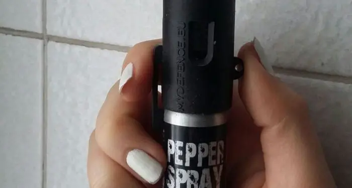 Usa lo spray al peperoncino sul bus: «Per curiosità»