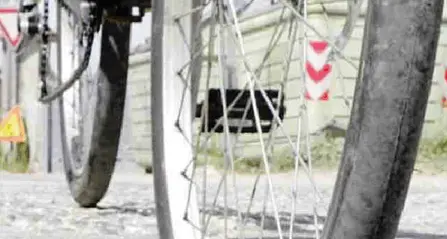 Ciclista cade per una buca Il Comune condannato a pagare