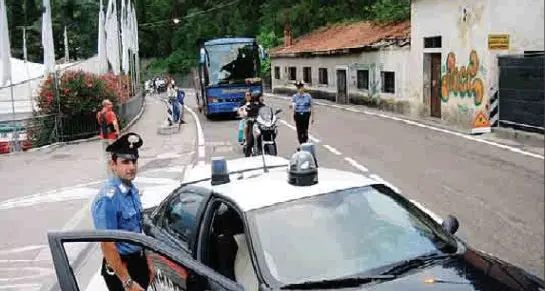 Non ritrova l'auto, c'è la figlia dentro