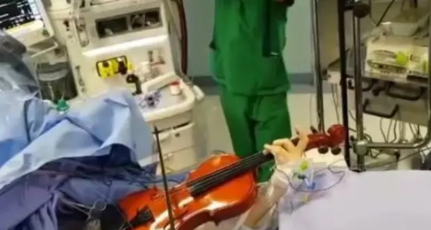 Tumore al cervello: operata mentre suona il violino per monitorare i danni