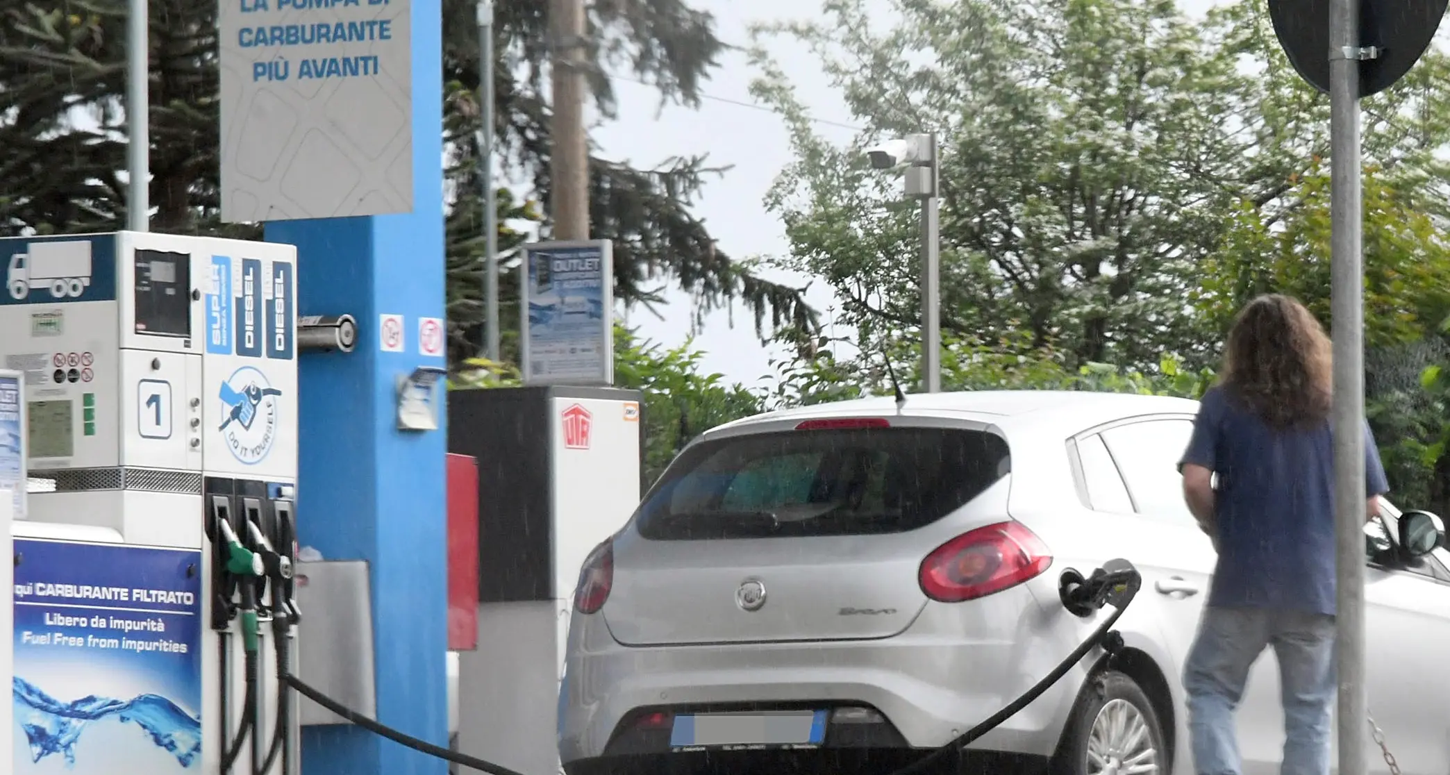 Carburanti, rincari da record anche i benzinai sono stufi: «Servono interventi urgenti»