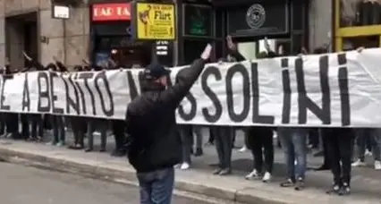 Settanta fascisti a piazzale Loreto «Onore a Benito Mussolini»: sono ultra della Lazio