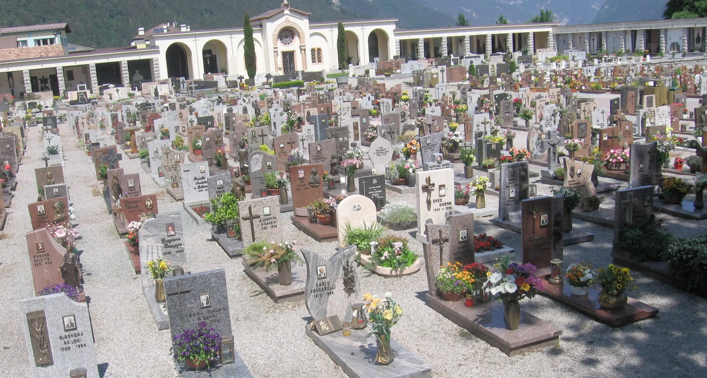 Rubava i fiori al cimitero e defecava sulle tombe: donna di Tione denunciata