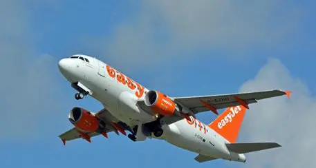 Tenta di aprire il portellone dell'aereo in volo, bloccato