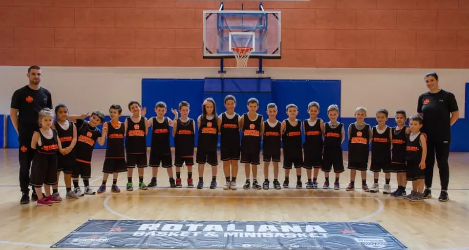 Ecco i simpaticissimi «scoiattoli arancione» del minibasket Rotaliana