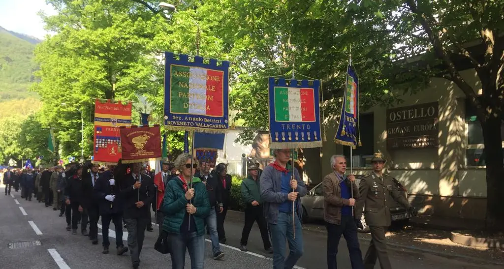Oltre 400 persone al corteo per il 25 aprile Tante autorità, della Lega solo la Zanotelli