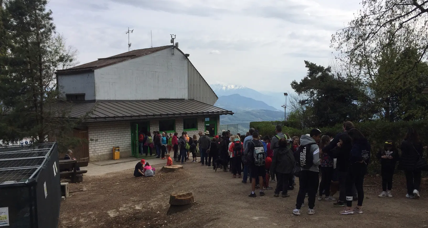 Monte di Mezzocorona una Pasquetta «boom» con lunghe code alla funivia
