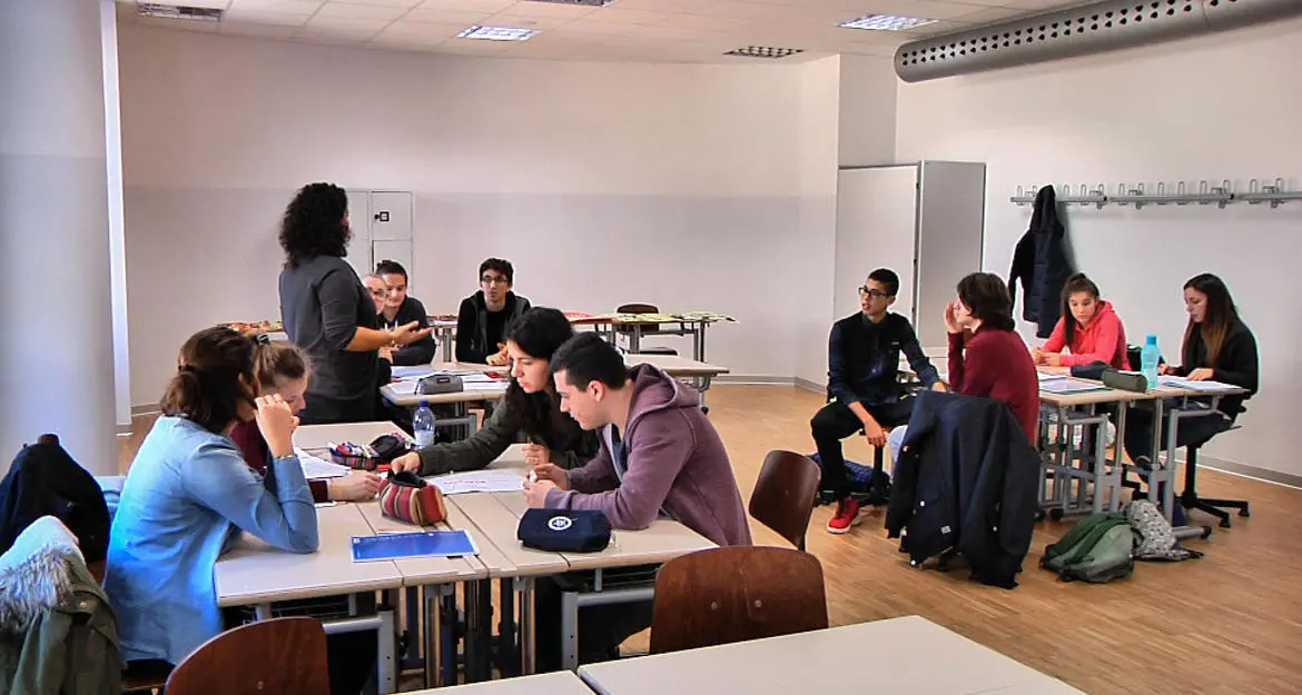 Rivoluzione del sistema scolastico: meno alunni per classe, più autonomia e il Clil che passa da 3 a 1 ora settimanale